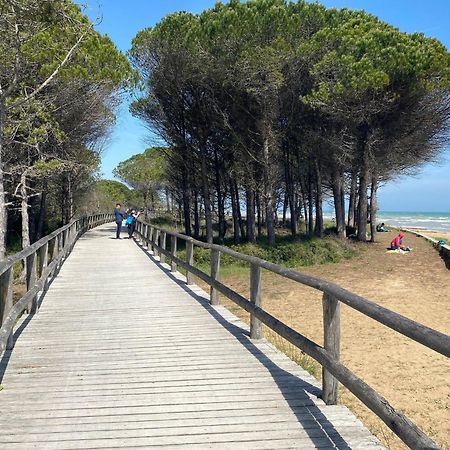 Amazing Villa With Private Garden In Bibione Bagian luar foto