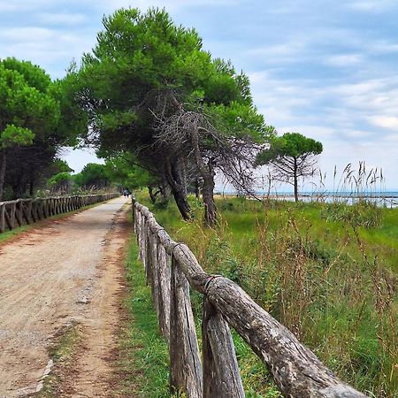 Amazing Villa With Private Garden In Bibione Bagian luar foto