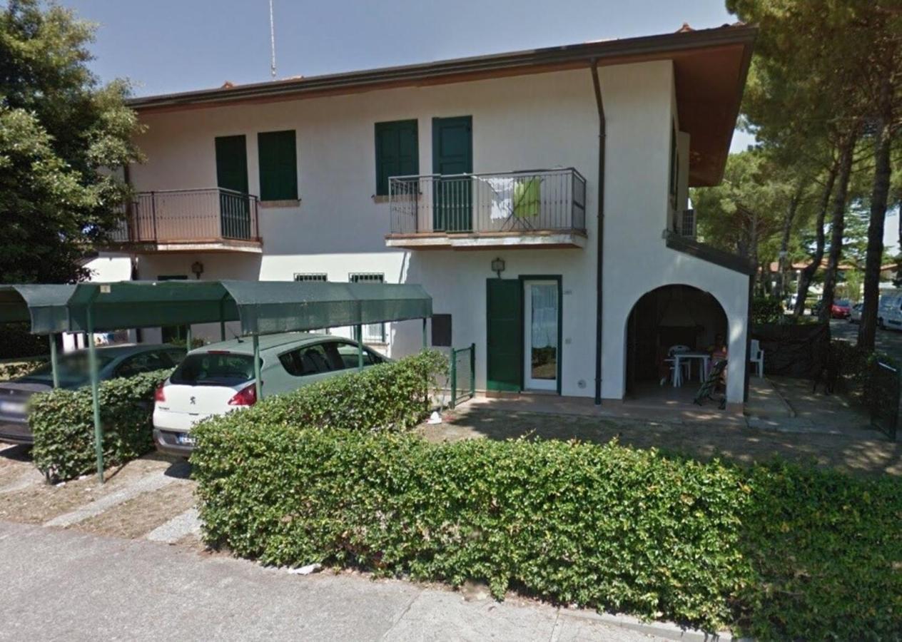 Amazing Villa With Private Garden In Bibione Bagian luar foto
