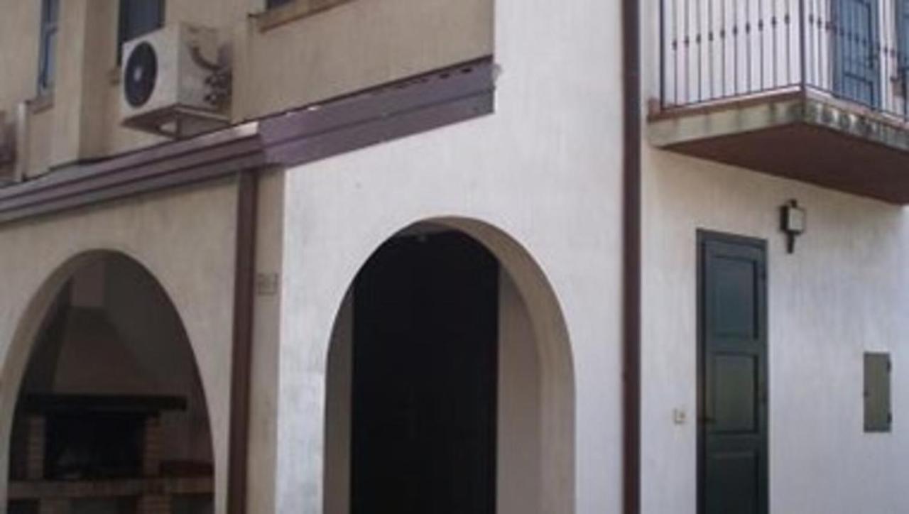 Amazing Villa With Private Garden In Bibione Bagian luar foto